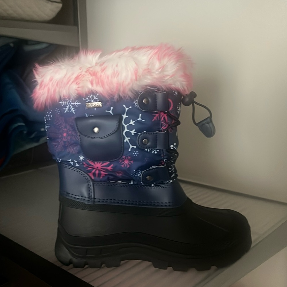 Girls NEW snow boots size 3